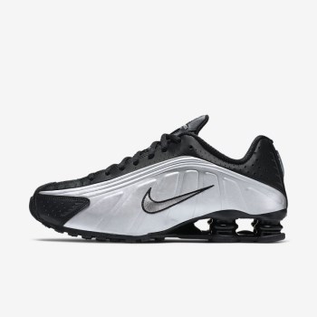 Nike Shox R4 - Férfi Utcai Cipő - Fekete/Metal Titán/Szürke/Fekete